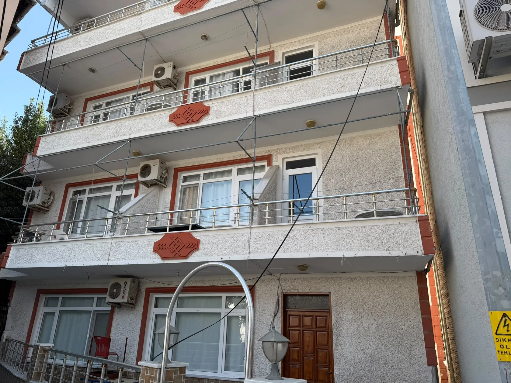 Defne Apart — Avşa Adası'nda merkezi konumda apart otel binası