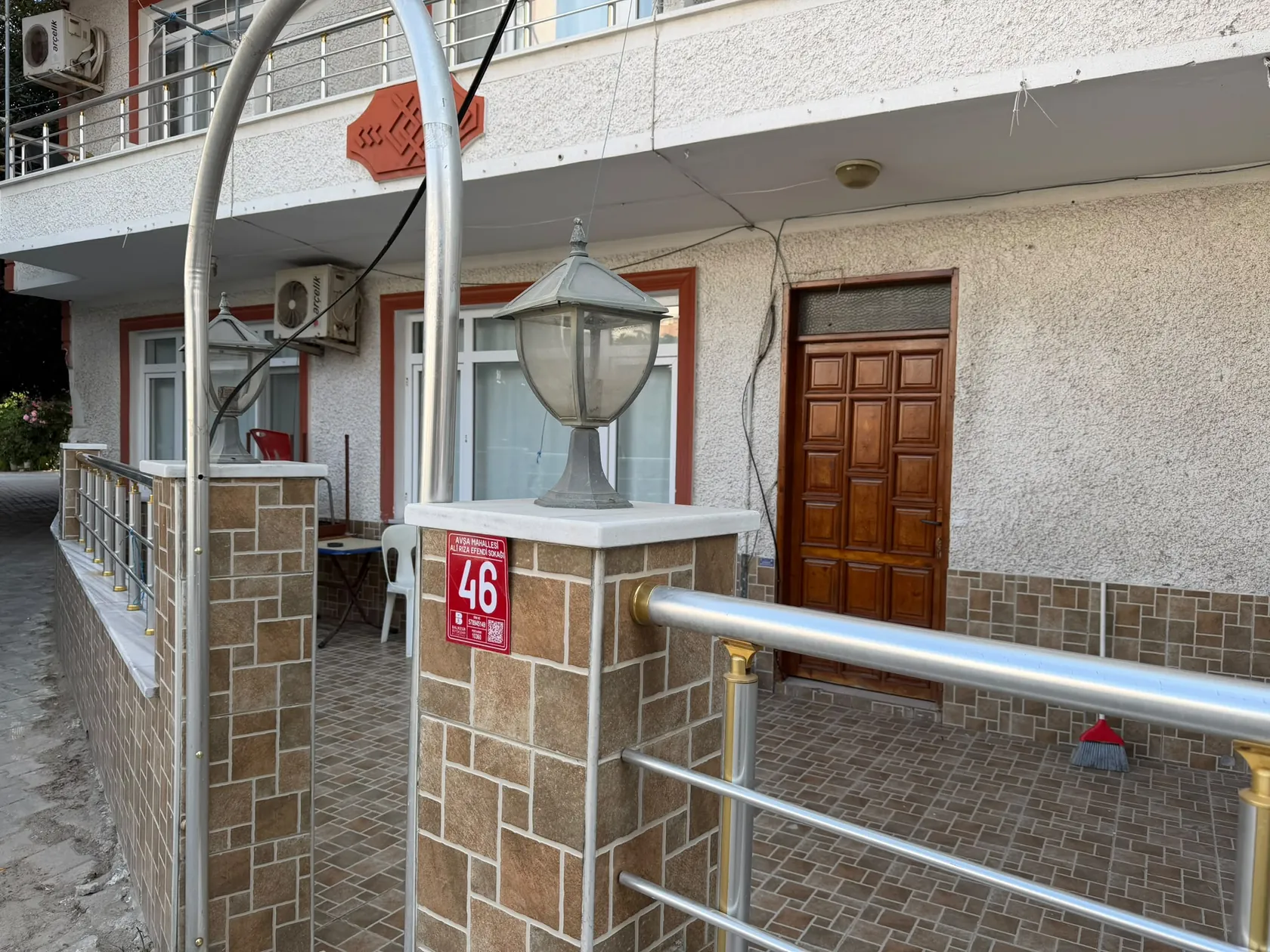 Defne Apart giriş kapısı ve bahçe aydınlatması